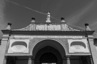 Val Graziosa di Calci 'nin 30 Mayıs 1366' da kurulan Charterhouse, Pisan dağlarının yamaçlarında yer alan 