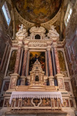 Val Graziosa di Calci 'nin 30 Mayıs 1366' da kurulan Charterhouse, Pisan dağlarının yamaçlarında yer alan 