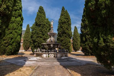 Val Graziosa di Calci 'nin 30 Mayıs 1366' da kurulan Charterhouse, Pisan dağlarının yamaçlarında yer alan 