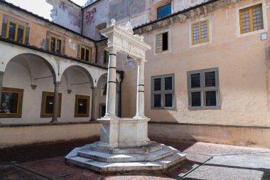 Val Graziosa di Calci 'nin 30 Mayıs 1366' da kurulan Charterhouse, Pisan dağlarının yamaçlarında yer alan 