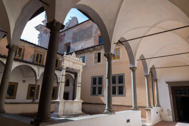 Val Graziosa di Calci 'nin 30 Mayıs 1366' da kurulan Charterhouse, Pisan dağlarının yamaçlarında yer alan 