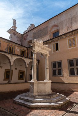 Val Graziosa di Calci 'nin 30 Mayıs 1366' da kurulan Charterhouse, Pisan dağlarının yamaçlarında yer alan 