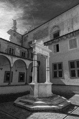 Val Graziosa di Calci 'nin 30 Mayıs 1366' da kurulan Charterhouse, Pisan dağlarının yamaçlarında yer alan 