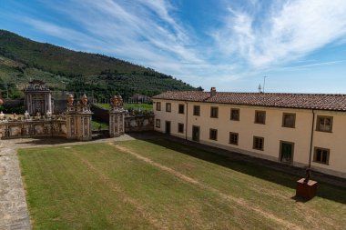 Val Graziosa di Calci 'nin 30 Mayıs 1366' da kurulan Charterhouse, Pisan dağlarının yamaçlarında yer alan 