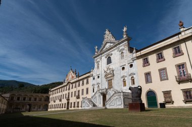 Val Graziosa di Calci 'nin 30 Mayıs 1366' da kurulan Charterhouse, Pisan dağlarının yamaçlarında yer alan 