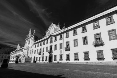 Val Graziosa di Calci 'nin 30 Mayıs 1366' da kurulan Charterhouse, Pisan dağlarının yamaçlarında yer alan 