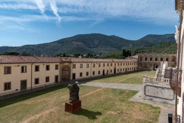 Val Graziosa di Calci 'nin 30 Mayıs 1366' da kurulan Charterhouse, Pisan dağlarının yamaçlarında yer alan 