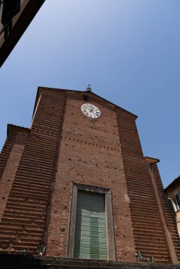 Fucecchio, San Giovanni Battista Kolej Kilisesi. Adı San Giovanni Battista 'dan gelmektedir ve bugünkü Piazza Vittorio Veneto' nun üzerinde yer almaktadır..