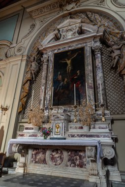 San Salvatore Manastırı San Miniato piskoposluğu Fucecchio 'nun üst kısmında yer almaktadır. 986 'da kurulmuş olan kilisede ortaçağ dönemine ait izler var. Mullionlu pencere kalıntıları, çan kulesi, terracotta kemerleri gibi..