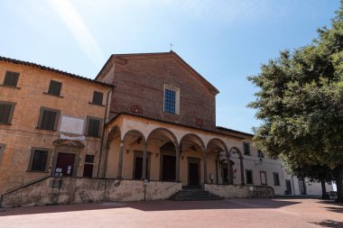 San Salvatore Manastırı San Miniato piskoposluğu Fucecchio 'nun üst kısmında yer almaktadır. 986 'da kurulmuş olan kilisede ortaçağ dönemine ait izler var. Mullionlu pencere kalıntıları, çan kulesi, terracotta kemerleri gibi..