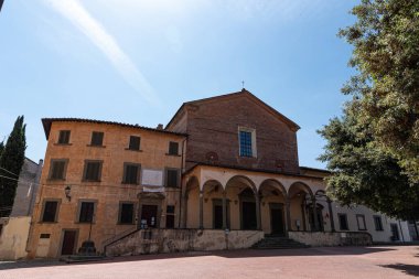 San Salvatore Manastırı San Miniato piskoposluğu Fucecchio 'nun üst kısmında yer almaktadır. 986 'da kurulmuş olan kilisede ortaçağ dönemine ait izler var. Mullionlu pencere kalıntıları, çan kulesi, terracotta kemerleri gibi..