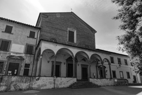 圣萨瓦托雷修道院位于圣米纳托教区Fucecchio的上部 教堂始建于986年 拥有中世纪时期的一些遗迹 如复式窗户 梯形拱门等的遗迹 — 图库照片