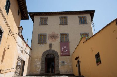 Fucecchio, Florence, Toskana. Corsini Sarayı. Üç kata yayıldığında, orijinal cepheye bakan tuğla sütunlar tarafından desteklenen zarif bir kütükle bitiyor..