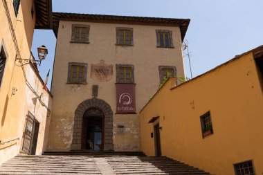 Fucecchio, Florence, Toskana. Corsini Sarayı. Üç kata yayıldığında, orijinal cepheye bakan tuğla sütunlar tarafından desteklenen zarif bir kütükle bitiyor..