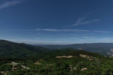 Toskana İtalya 'nın orta kesiminde bir bölgedir. Bölgenin toprakları çeşitlidir ve içinde engebeli Apeninler, Tyrhenian Denizi 'ndeki Elba adasının plajları, zeytin koruları ve Chianti üzüm bağları bulunur..