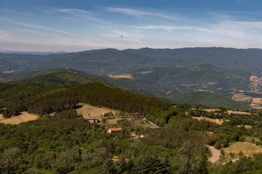 Toskana İtalya 'nın orta kesiminde bir bölgedir. Bölgenin toprakları çeşitlidir ve içinde engebeli Apeninler, Tyrhenian Denizi 'ndeki Elba adasının plajları, zeytin koruları ve Chianti üzüm bağları bulunur..