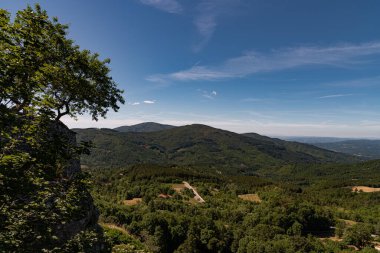 Toskana İtalya 'nın orta kesiminde bir bölgedir. Bölgenin toprakları çeşitlidir ve içinde engebeli Apeninler, Tyrhenian Denizi 'ndeki Elba adasının plajları, zeytin koruları ve Chianti üzüm bağları bulunur..