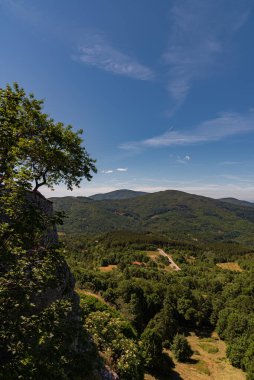 Toskana İtalya 'nın orta kesiminde bir bölgedir. Bölgenin toprakları çeşitlidir ve içinde engebeli Apeninler, Tyrhenian Denizi 'ndeki Elba adasının plajları, zeytin koruları ve Chianti üzüm bağları bulunur..