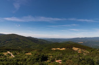 Toskana İtalya 'nın orta kesiminde bir bölgedir. Bölgenin toprakları çeşitlidir ve içinde engebeli Apeninler, Tyrhenian Denizi 'ndeki Elba adasının plajları, zeytin koruları ve Chianti üzüm bağları bulunur..