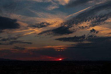 ApuAlplerin üzerinde muhteşem bir günbatımı.