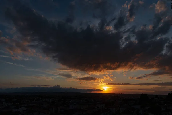 Spektakulärer Sonnenuntergang Über Den Apuanischen Alpen — Stockfoto
