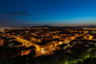 Fucecchio, Aşağı Valdarno 'da Toskana' nın Floransa şehrinde 23.076 nüfuslu bir İtalyan şehridir..
