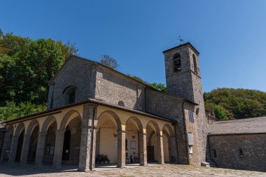 Fransisken 'in La Verna (Arezzo ili) mabedi, 16 Eylül 1224 tarihinde Assisi' li Aziz Francis 'in stigmata' yı aldığı yerdir..