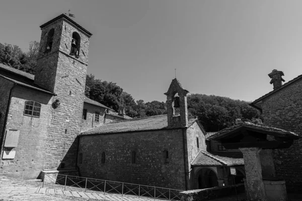 拉韦尔纳 阿雷佐省 的方济各会圣所是1224年9月16日阿西西西的圣方济各获得圣职的著名之地 — 图库照片