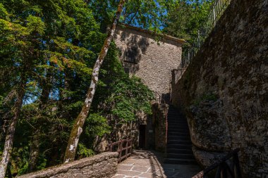 Fransisken 'in La Verna (Arezzo ili) mabedi, 16 Eylül 1224 tarihinde Assisi' li Aziz Francis 'in stigmata' yı aldığı yerdir..