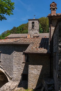Fransisken 'in La Verna (Arezzo ili) mabedi, 16 Eylül 1224 tarihinde Assisi' li Aziz Francis 'in stigmata' yı aldığı yerdir..