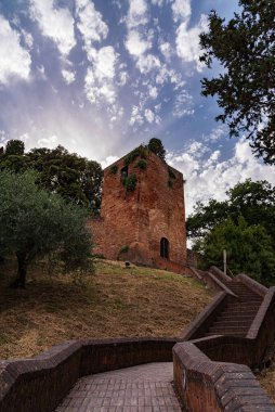 Sikik herif. Corsini Parkı. Güçlendirilmiş kuleler. 