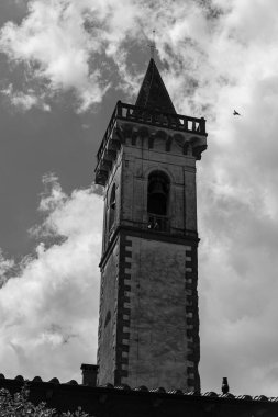 Onüçüncü yüzyıldan kalma, birkaç kez restore edilmiş, orijinal yapıyı artık tutmuyor. Neo-Rönesans tarzı çalışmalar 1925-1935 yılları arasında yapılmıştır..