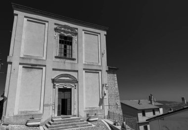 San Bartolomeo Apostolo Kilisesi (1654), dünya savaşlarının yıkımından sonra 20. yüzyılda yeniden inşa edilmiştir. Özellikle bitişik ahşap tapınağı olan sunak ilgilendiriyor..