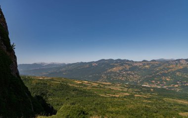 Molise, Adriyatik Denizi kıyısında uzanan bir İtalyan dağlık bölgesidir. Apennine Dağları 'ndaki Abruzzo Milli Parkı' nın zengin bir kısmını kapsıyor..