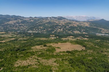 Molise, Adriyatik Denizi kıyısında uzanan bir İtalyan dağlık bölgesidir. Apennine Dağları 'ndaki Abruzzo Milli Parkı' nın zengin bir kısmını kapsıyor..
