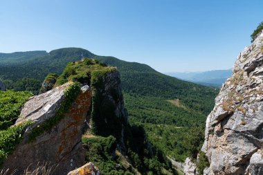 Molise, Adriyatik Denizi kıyısında uzanan bir İtalyan dağlık bölgesidir. Apennine Dağları 'ndaki Abruzzo Milli Parkı' nın zengin bir kısmını kapsıyor..