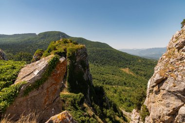 Molise, Adriyatik Denizi kıyısında uzanan bir İtalyan dağlık bölgesidir. Apennine Dağları 'ndaki Abruzzo Milli Parkı' nın zengin bir kısmını kapsıyor..