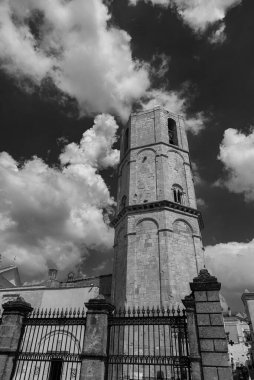 San Michele Arcangelo 'nun mabedi, Gargano' daki Monte Sant 'Angelo' da yer almaktadır. Celeste Bazilikası olarak bilinir, çünkü Başmelek Michael tarafından kutsandığı söylenir..