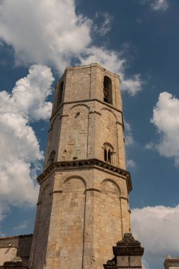 San Michele Arcangelo 'nun mabedi, Gargano' daki Monte Sant 'Angelo' da yer almaktadır. Celeste Bazilikası olarak bilinir, çünkü Başmelek Michael tarafından kutsandığı söylenir..