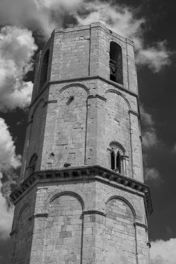 San Michele Arcangelo 'nun mabedi, Gargano' daki Monte Sant 'Angelo' da yer almaktadır. Celeste Bazilikası olarak bilinir, çünkü Başmelek Michael tarafından kutsandığı söylenir..