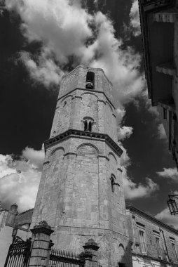 San Michele Arcangelo 'nun mabedi, Gargano' daki Monte Sant 'Angelo' da yer almaktadır. Celeste Bazilikası olarak bilinir, çünkü Başmelek Michael tarafından kutsandığı söylenir..