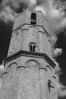 San Michele Arcangelo 'nun mabedi, Gargano' daki Monte Sant 'Angelo' da yer almaktadır. Celeste Bazilikası olarak bilinir, çünkü Başmelek Michael tarafından kutsandığı söylenir..