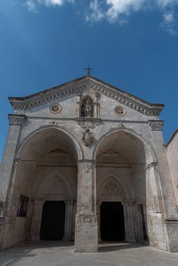 San Michele Arcangelo 'nun mabedi, Gargano' daki Monte Sant 'Angelo' da yer almaktadır. Celeste Bazilikası olarak bilinir, çünkü Başmelek Michael tarafından kutsandığı söylenir..