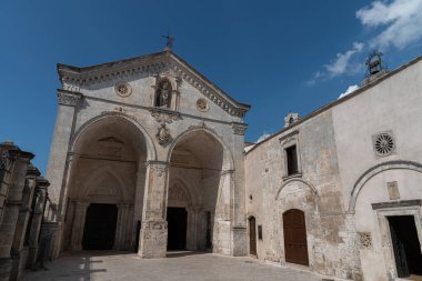 San Michele Arcangelo 'nun mabedi, Gargano' daki Monte Sant 'Angelo' da yer almaktadır. Celeste Bazilikası olarak bilinir, çünkü Başmelek Michael tarafından kutsandığı söylenir..