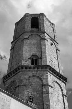 San Michele Arcangelo 'nun mabedi, Gargano' daki Monte Sant 'Angelo' da yer almaktadır. Celeste Bazilikası olarak bilinir, çünkü Başmelek Michael tarafından kutsandığı söylenir..