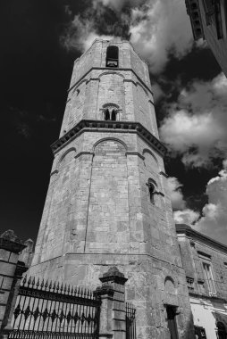San Michele Arcangelo 'nun mabedi, Gargano' daki Monte Sant 'Angelo' da yer almaktadır. Celeste Bazilikası olarak bilinir, çünkü Başmelek Michael tarafından kutsandığı söylenir..