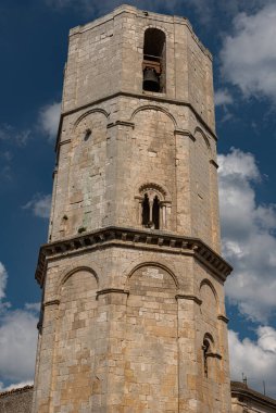 San Michele Arcangelo 'nun mabedi, Gargano' daki Monte Sant 'Angelo' da yer almaktadır. Celeste Bazilikası olarak bilinir, çünkü Başmelek Michael tarafından kutsandığı söylenir..