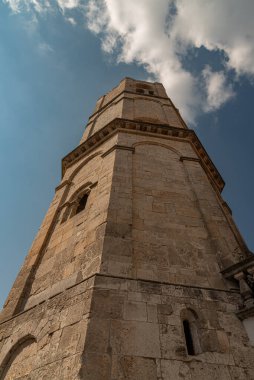 San Michele Arcangelo 'nun mabedi, Gargano' daki Monte Sant 'Angelo' da yer almaktadır. Celeste Bazilikası olarak bilinir, çünkü Başmelek Michael tarafından kutsandığı söylenir..