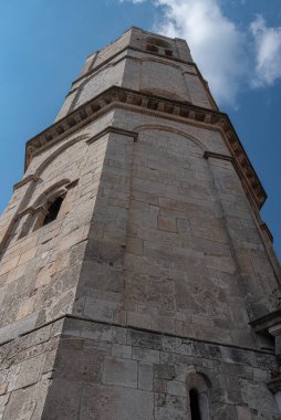 San Michele Arcangelo 'nun mabedi, Gargano' daki Monte Sant 'Angelo' da yer almaktadır. Celeste Bazilikası olarak bilinir, çünkü Başmelek Michael tarafından kutsandığı söylenir..