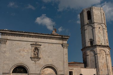 San Michele Arcangelo 'nun mabedi, Gargano' daki Monte Sant 'Angelo' da yer almaktadır. Celeste Bazilikası olarak bilinir, çünkü Başmelek Michael tarafından kutsandığı söylenir..
